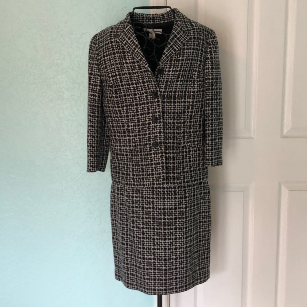 Black and white jacket abs skirt suit